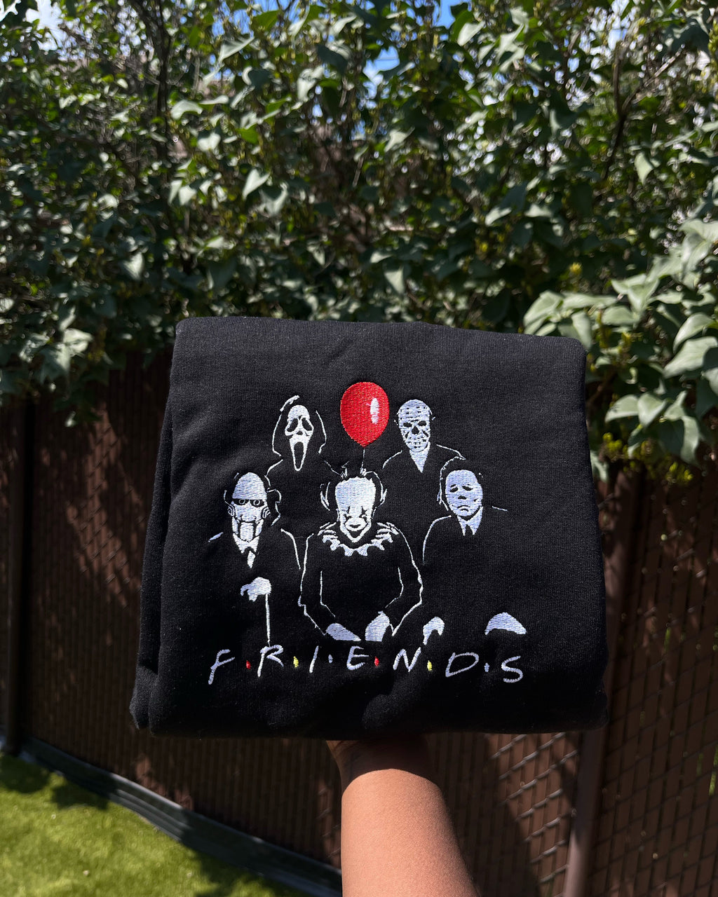 👻 Horror Friends – Crewneck brodé Halloween